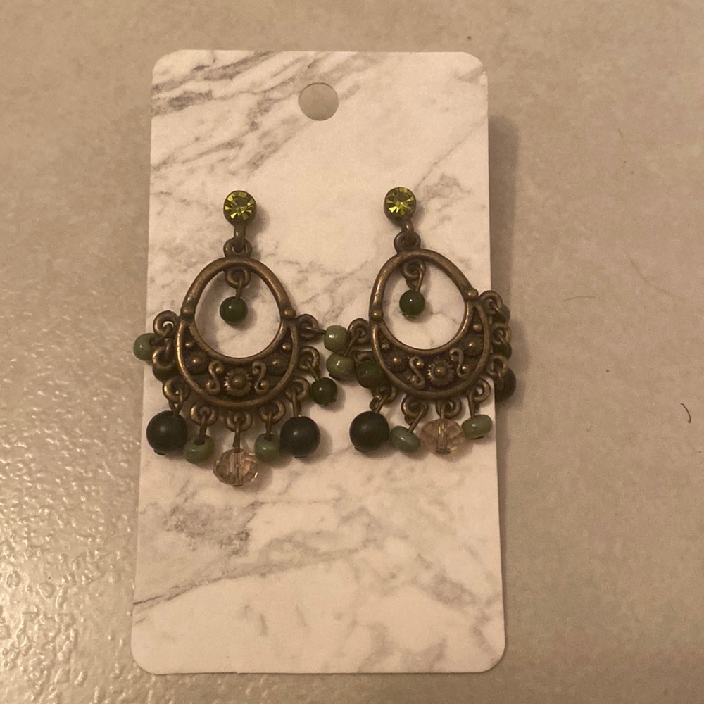 Women’s earrings (jewelry)